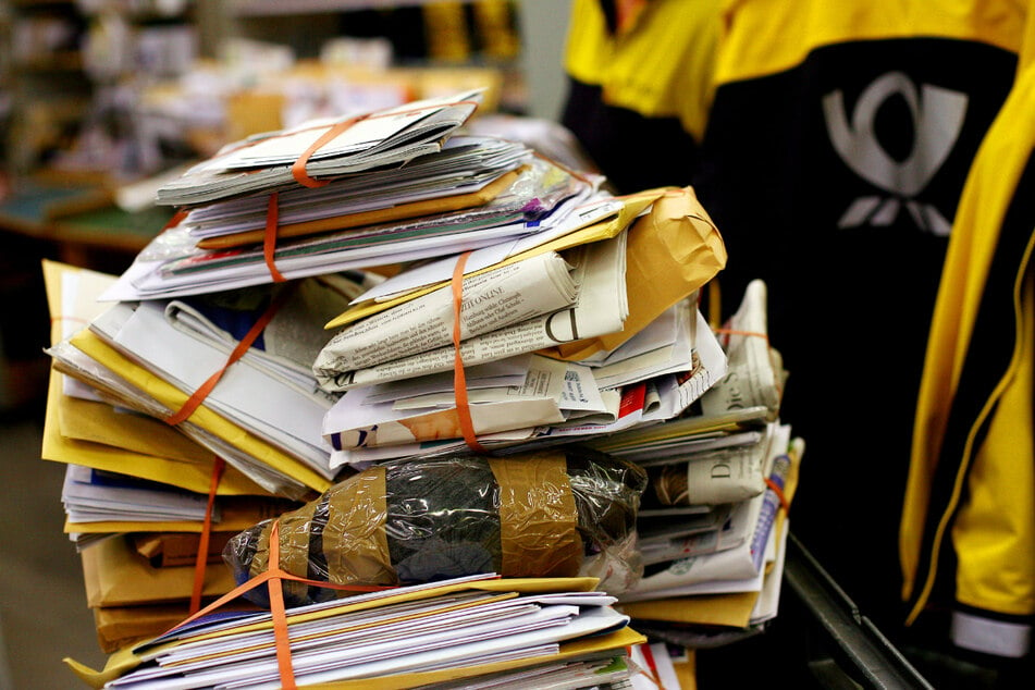 In der Gemeinde Flein im Landkreis Heilbronn soll ein Postbote rund 1800 Briefe in den Müll geworfen haben. (Symbolbild)