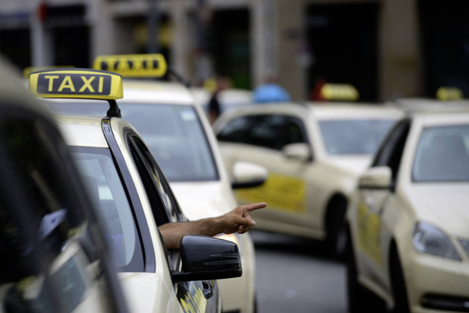 Seit Anfang Februar sind der Polizei bereits über 50 Fälle mit aufgebrochenen Taxis bekannt. (Symbolbild)