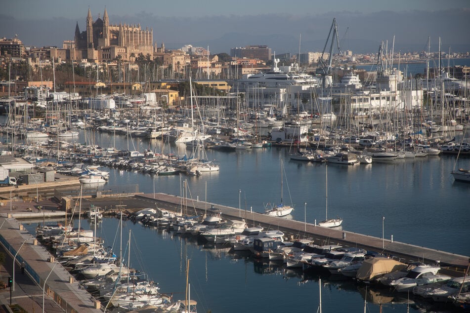 Die Superjacht "Lind" ankert derzeit im Hafen von Palma de Mallorca.