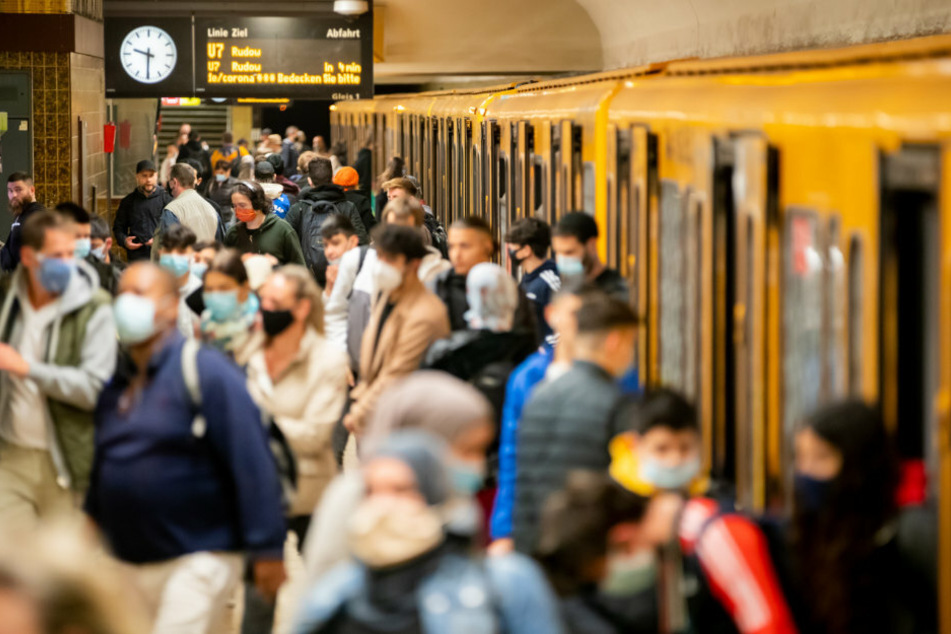 Zahlreiche Fahrgäste steigen am Berliner U-Bahnhof Neukölln in eine U-Bahn ein oder kommen aus den Türen heraus. (Archivbild)