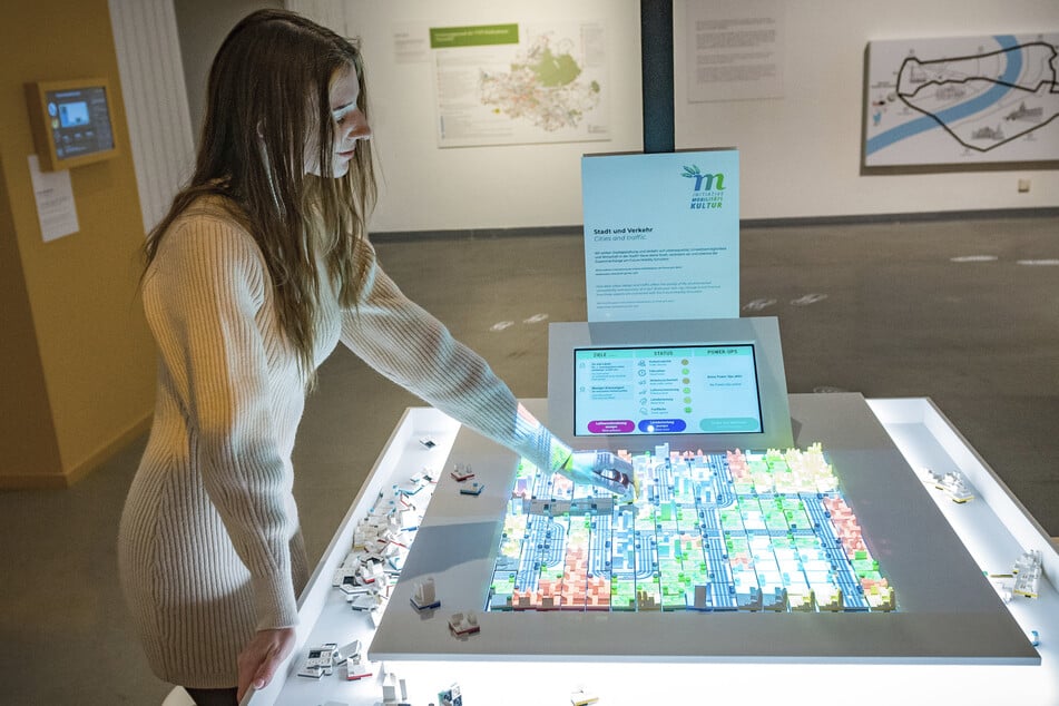 Besucherin Lisa Messaoud (25) wird am "Future Mobiity Simulator" zur Stadtplanerin.