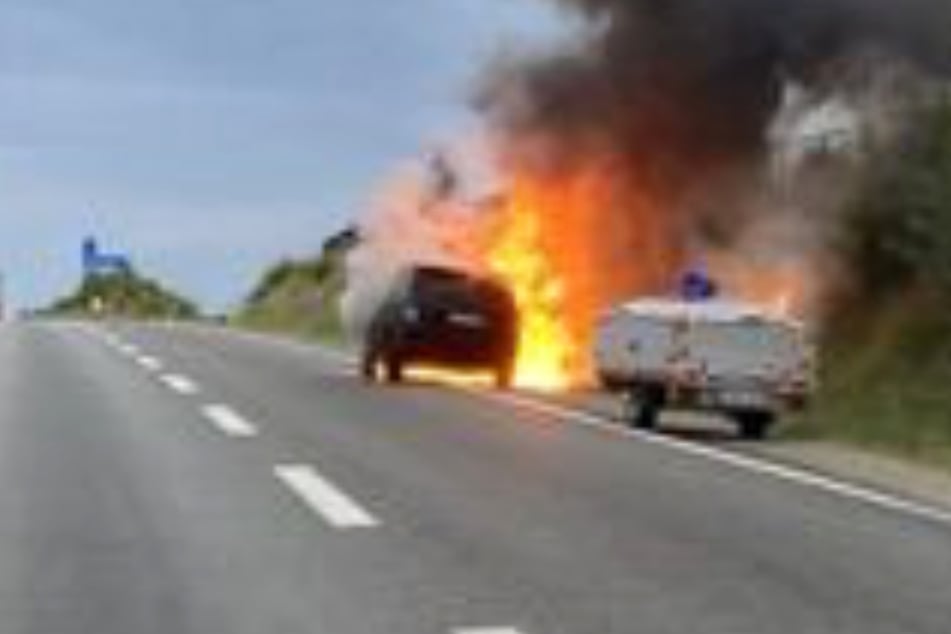 Ein Range Rover wurde auf der A4 bei Bad Hersfeld vollständig ein Raub der Flammen - auch die Autobahnböschung geriet in Brand.