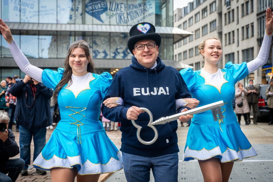 OB Sven Schuklze (53, SPD) beim Einmarsch mit Funkemariechen.