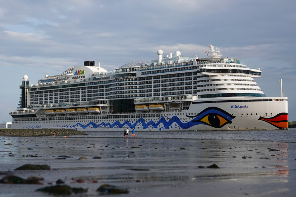 Die "Aidaperla" fährt auf der Elbe in Richtung Nordsee. Am Samstagabend legt sie von Las Palmas ab. (Archivbild)