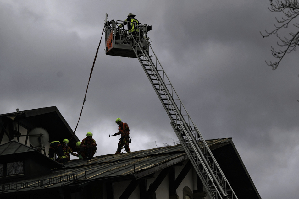 Stuttgart: Einsatzkräfte der Feuerwehr sichern ein Dach, das durch Sturmböen beschädigt wurde.