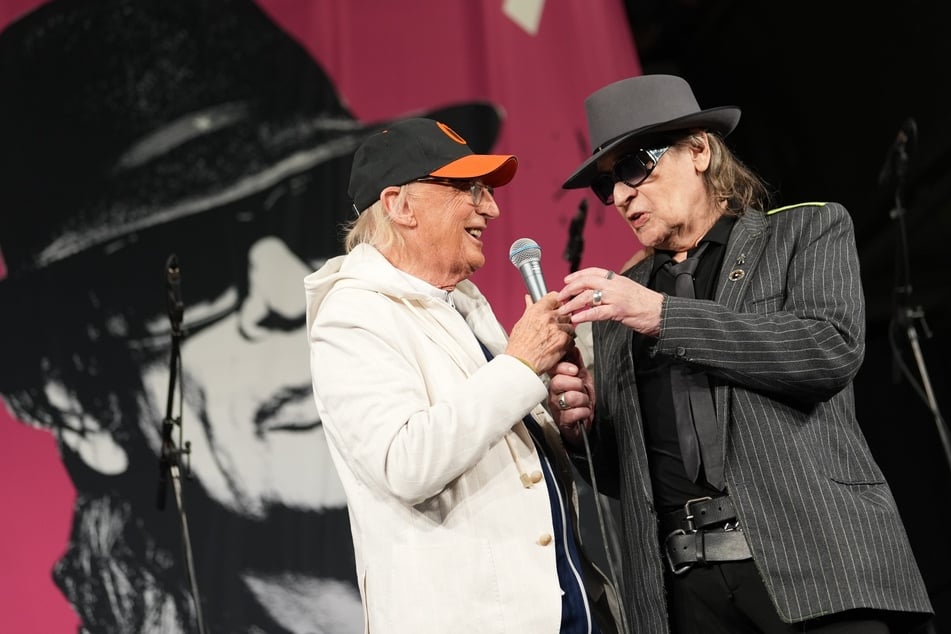 Udo Lindenberg (79, r.) und sein langjähriger Weggefährte Otto Waalkes (77) stehen bei der Eröffnung der neuen Ausstellung "Udoversum" im Stilwerk gemeinsam auf der Bühne.
