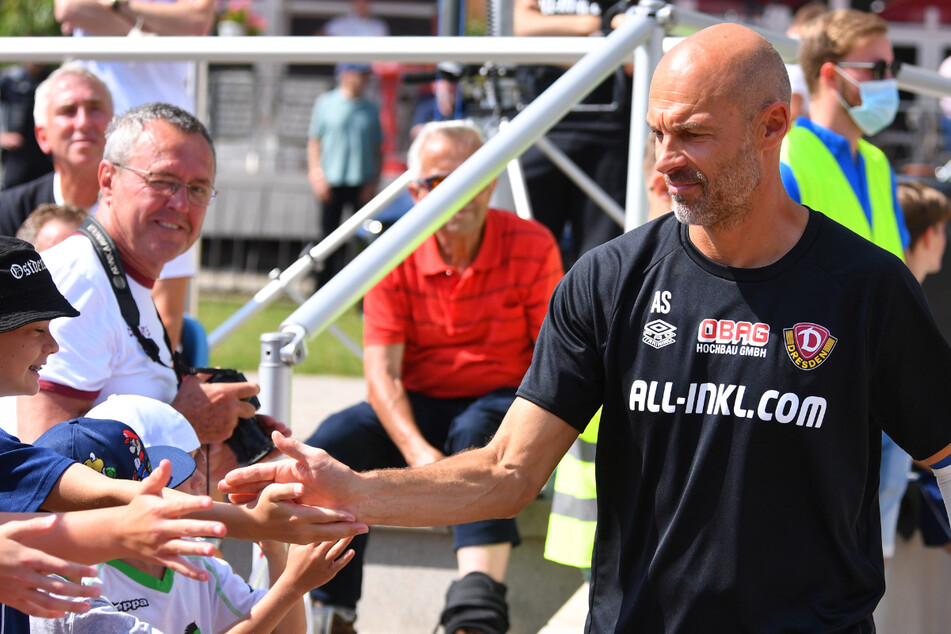 Trainer Alexander Schmidt (52) gibt sich auch volksnah, klatscht hier mit den Fans ab.