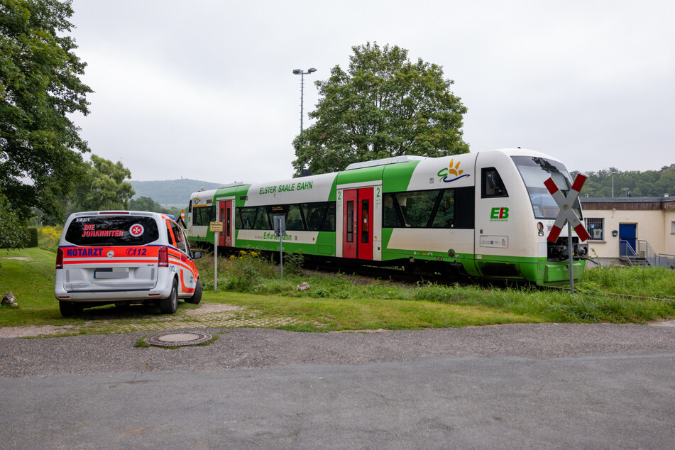 Der Nissan-Fahrer missachtete den Erkenntnissen nach die Warnhinweise und stieß beim Überfahren des Bahnübergangs mit dem Zug zusammen.