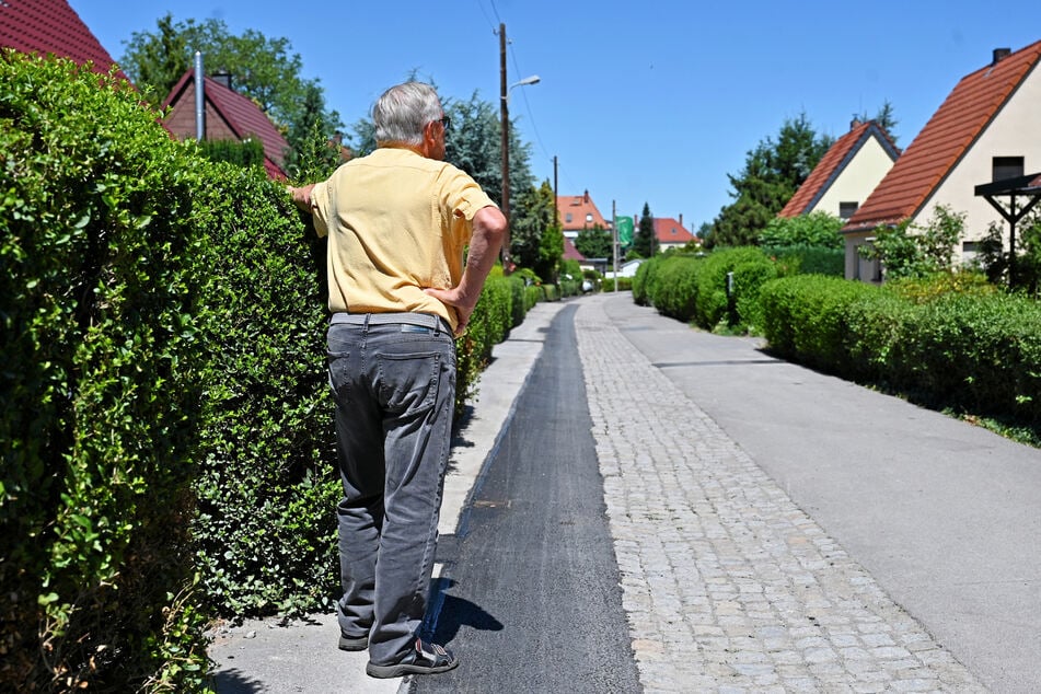 Muss im September eine zweite Baustelle verkraften: Rentner Ludger Frohwein (78, Name und Alter geändert) schaut auf die mittlerweile reparierte Straße.