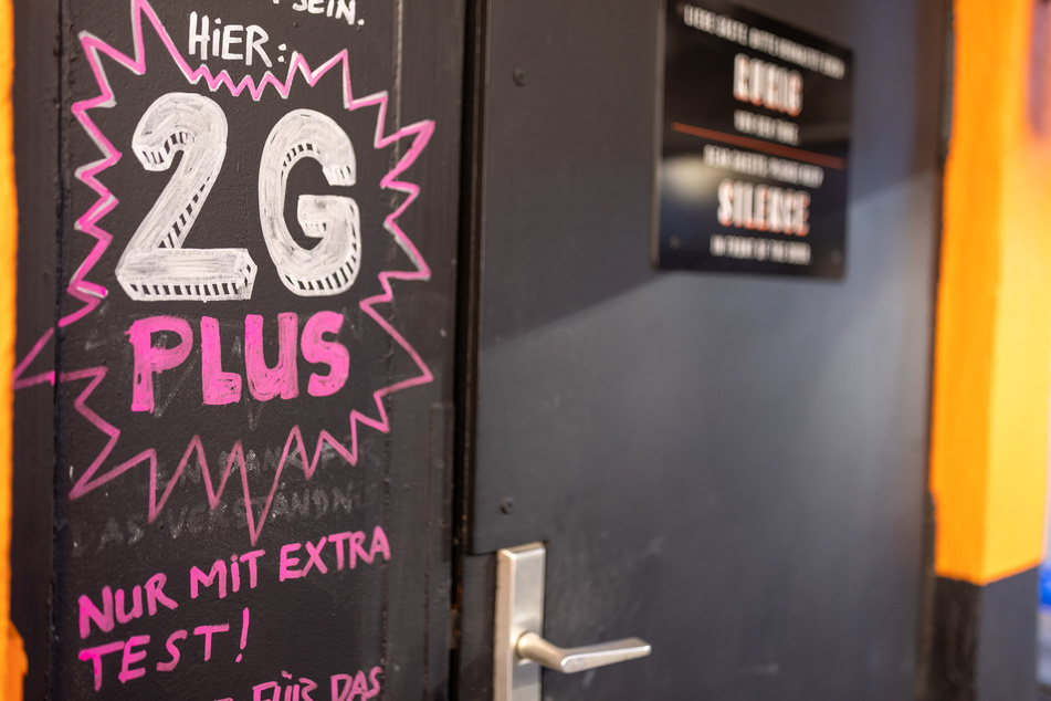 Eine Bar lässt nur noch geimpfte oder genesene Gäste mit extra Test rein. In Mecklenburg-Vorpommern gilt ab Donnerstag das 2G plus Modell.