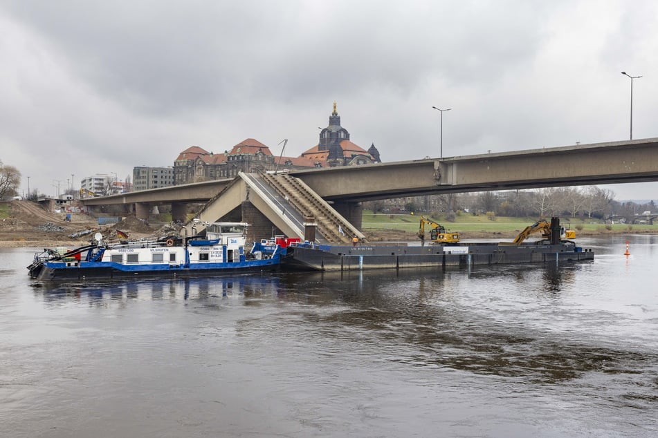 Zur Hilfe bei der Bombensuche wurde vor Ort ein Ponton stationiert. Die Abrissarbeiten für Zug C auf der Neustädter Seite (Hintergrund links) ruhen seit dem 18. Februar.