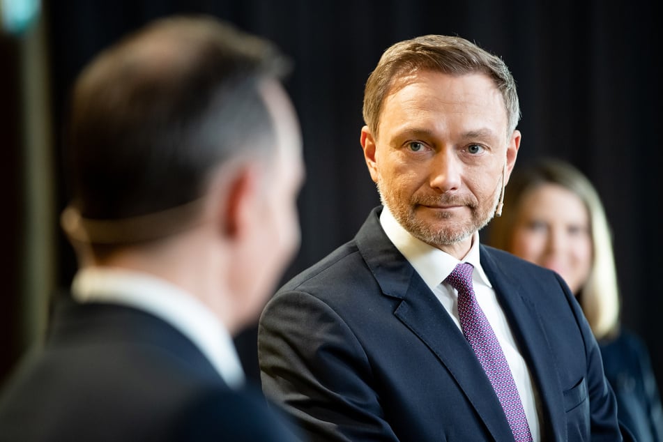 Christian Lindner (r), Bundesvorsitzender der FDP, hat die Pläne der Bundesregierung begrüßt, Beschränkungen für gegen das Coronavirus Geimpfte zurückzunehmen.