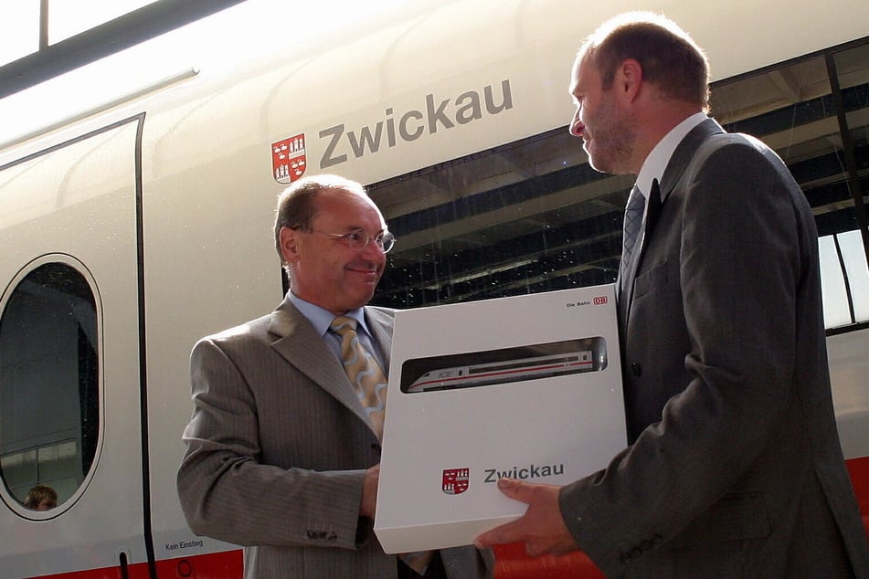 Stolzer Moment am Zwickauer Hauptbahnhof: OB Dietmar Vettermann (heute 68, r.) nimmt 2004 nach der Taufe den ICE namens "Zwickau" als Modell von DB-Manager Hans-Jürgen Lücking (†80) entgegen. (Archivfoto)