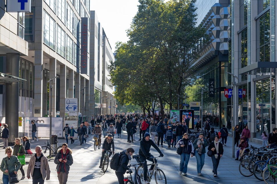 Uneinheitliche Aufsteller und Werbeschilder: Eine Gestaltungssatzung der Einkaufsmeile gibt es bis heute nicht.