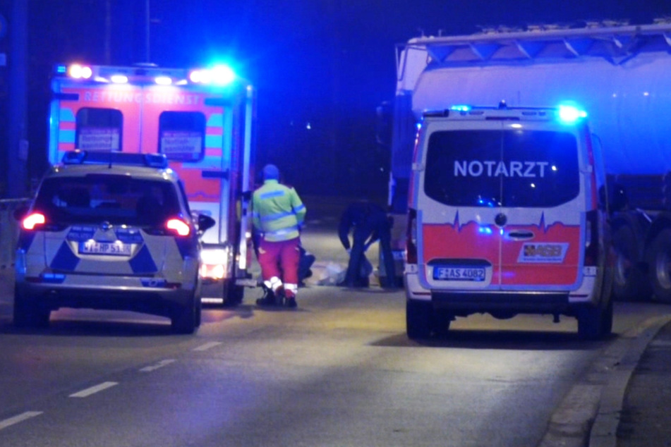 Auf der Hanauer Landstraße in Frankfurt-Ostend kam es am Samstagabend zu einem tödlichen Unfall.