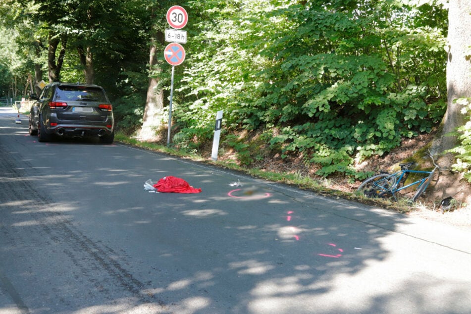 Ein Jeep hat auf der Unritzstraße einen Radfahrer erfasst.