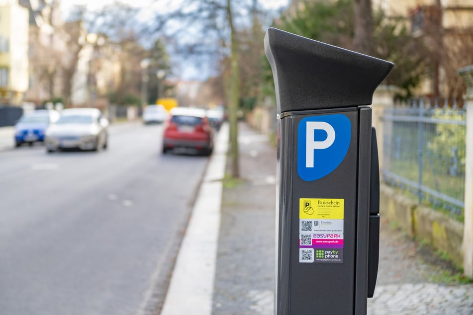 Seit Mitte November kostet Parken rund ums Uniklinikum Geld. Wer kein Anwohner ist und sich einen kostenpflichtigen Ausweis besorgt, muss stunden- oder tageweise blechen.