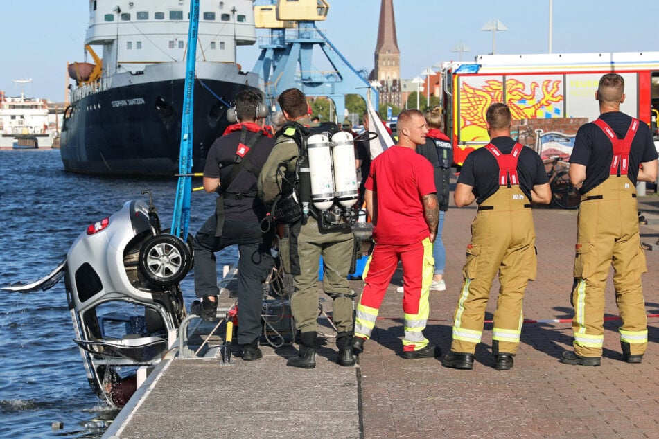 Die Feuerwehr hat am Mittwoch zwei Leichen aus der Warnow geborgen, nachdem ein Auto über die Kaikante gestürzt war.