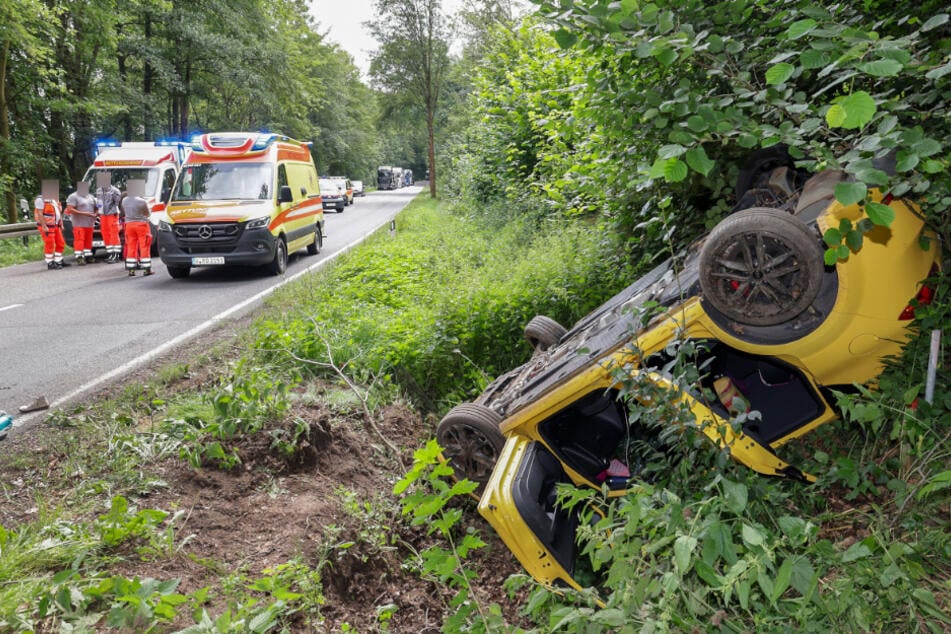 Ein Seat überschlug sich auf der B175 bei Waldenburg (Landkreis Zwickau). Feuerwehr, Polizei und Rettungskräfte rückten an.