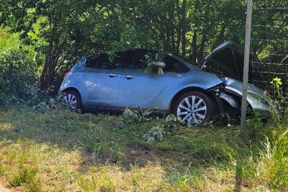 Unfall auf A38: Opel landet mit Anhänger im Graben