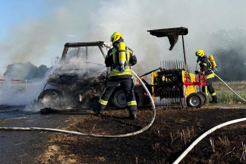 Die Feuerwehr löschte den Brand, konnte aber nicht verhindern, dass das Fahrzeug völlig zerstört wurde.