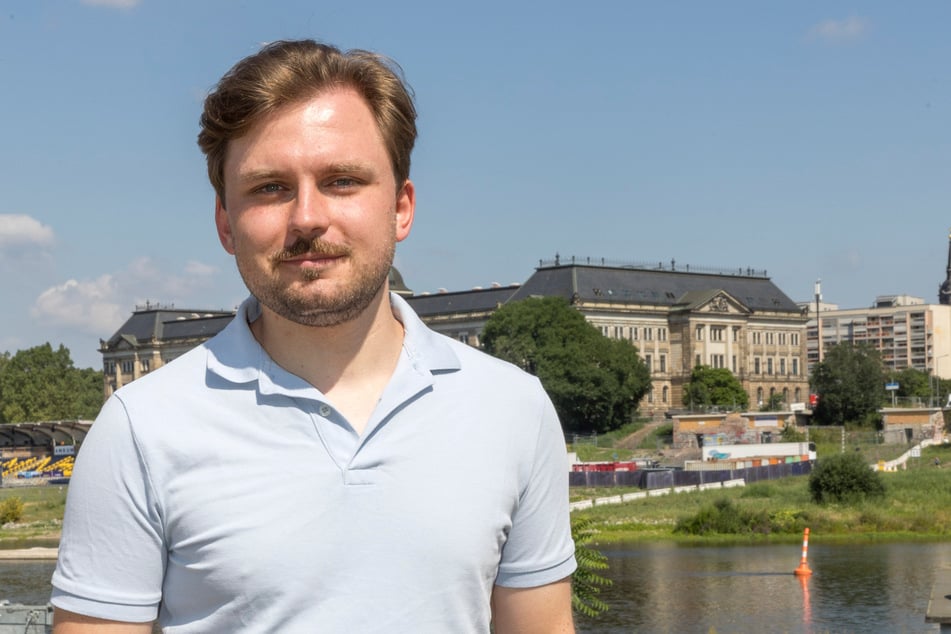 Jonas Geyer (28) vom ADFC Dresden kritisiert die vier Brückenentwürfe aus Radfahrersicht.