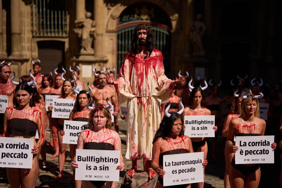 Kurz vor Beginn der Sanfermines protestierten Aktivisten in Pamplona gegen Stierkämpfe - sie fordern ein Ende der Tradition.