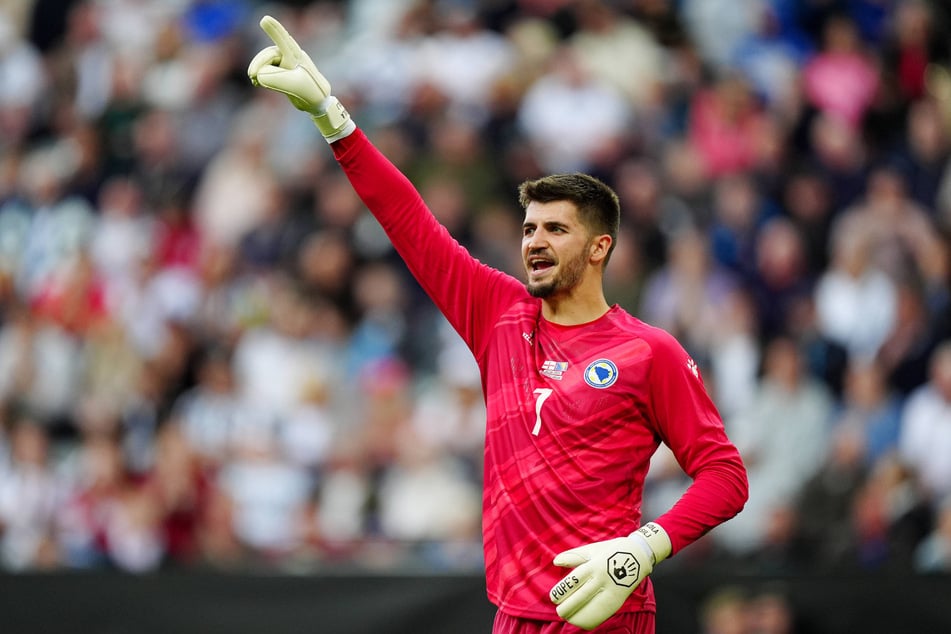 St.-Pauli-Keeper Nikola Vasilj (28) hat sich bei der bosnischen Nationalmannschaft verletzt.