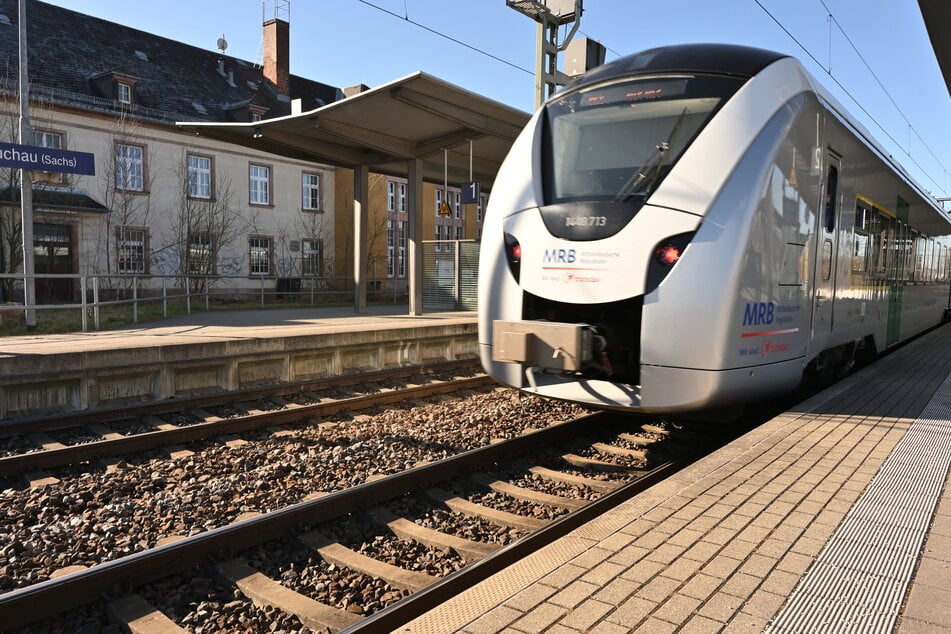 In Glauchau sollen die Angeklagten einen Zug mit Steinen beworfen haben.