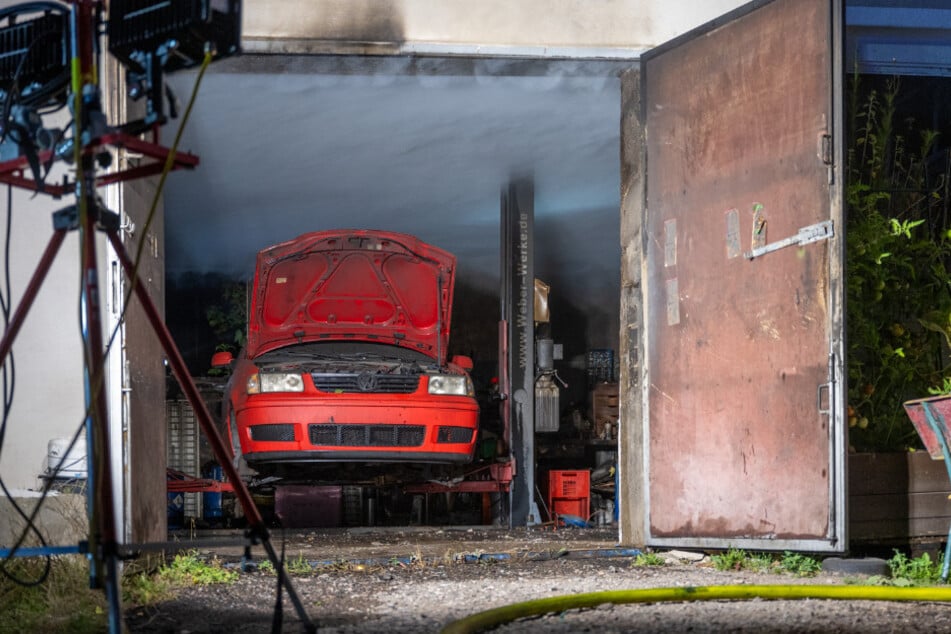 Mehrere Türen der als Werkstatt genutzten Garagen mussten aufgebrochen und Fenster eingeschlagen werden.