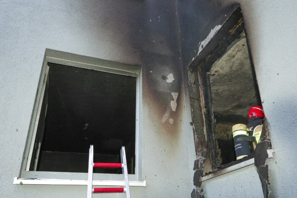 Das Innere der Wohnung im Erdgeschoss dürfte durch den Vollbrand komplett zerstört und ausgelöscht worden sein.