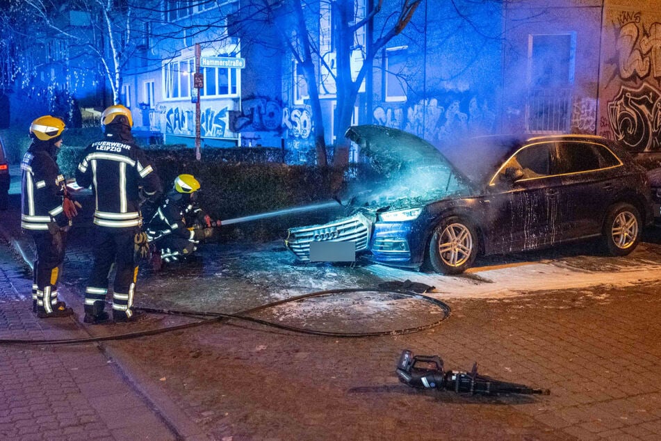 Am frühen Sonntagmorgen brannte zudem ein Audi in dem Stadtteil im Leipziger Süden. Die Polizei prüft Zusammenhänge zwischen beiden Vorfällen.