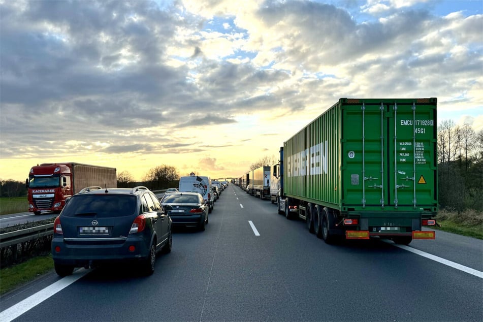 Auf der A24 zwischen Wittenburg und Zarrentin ereignete sich am Montag ein Unfall mit einem Lkw. Auch am Abend kommt es noch zu Behinderungen.