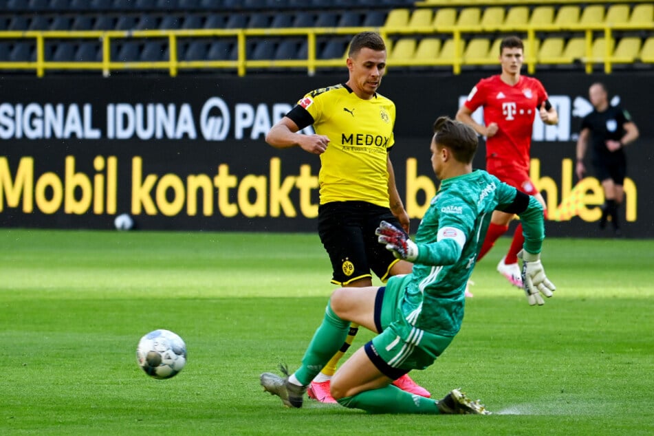 Manuel Neuer (vorne-rechts) klärt bereits in der 1. Minute vor Dortmunds Thorgan Hazard.