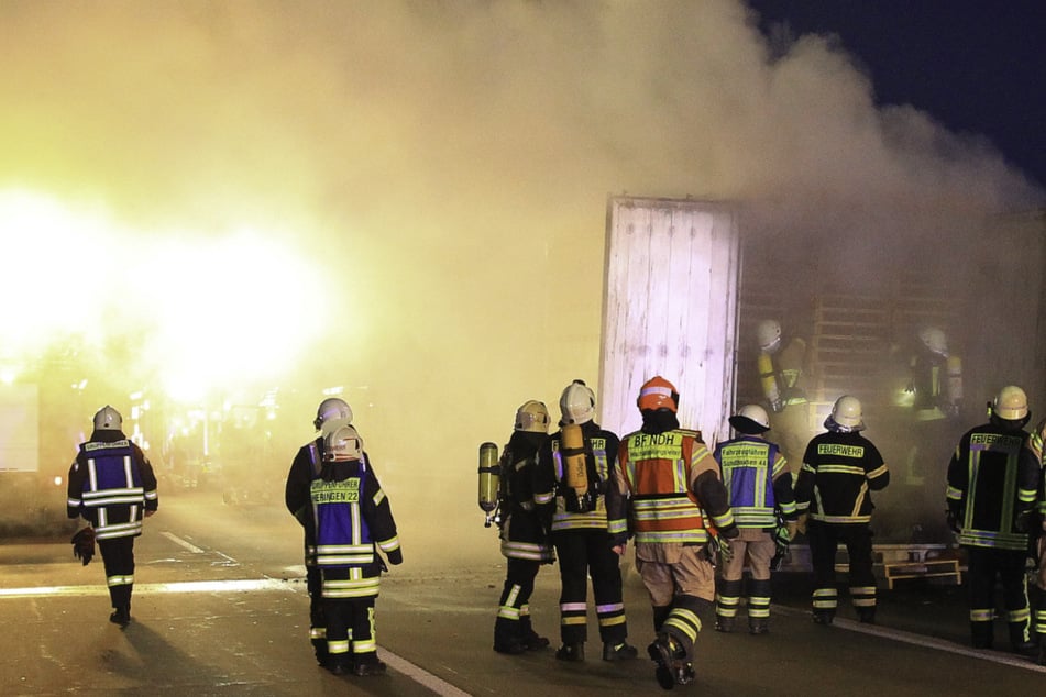 Unfall A38: Lkw-Anhänger mit Holzpaletten in Brand: Vollsperrung auf A38 in Thüringen!