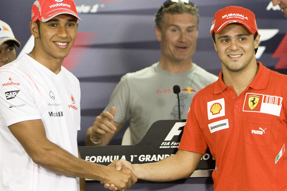 2008 schüttelte Felipe Massa (42, r.) Lewis Hamilton (38, l.) noch die Hand, nun will er dessen WM-Titel aus diesem Jahr einklagen. (Archivbild).