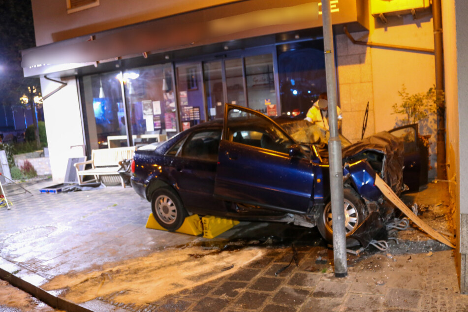 Der zerstörte Audi steht an der Unfallstelle in Treuchtlingen.
