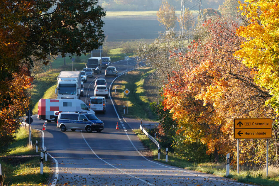 Die Herrenhaider Straße zwischen Herrenhaide und dem Abzweig nach Burgstädt musste voll gesperrt werden.