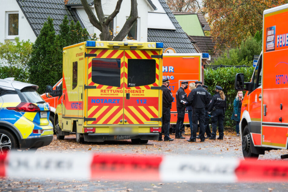 Feuerwehr und Polizei stehen an einem Einsatzort. (Symbolbild)