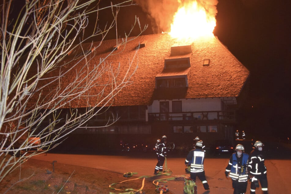 Feuerwehrleute bei den Löscharbeiten.