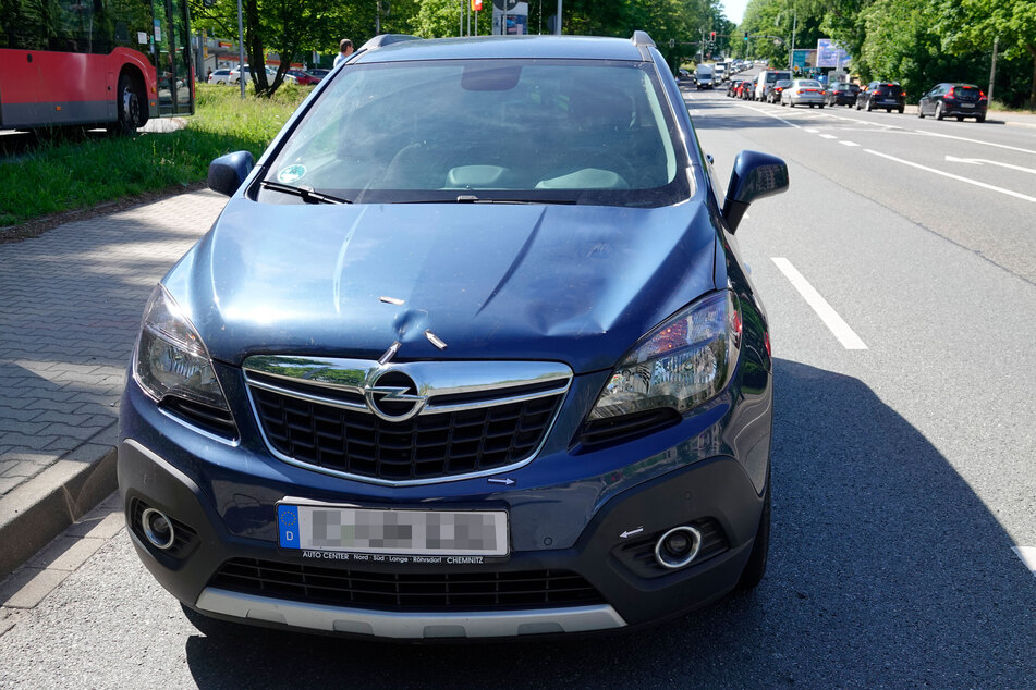 Eine Fußgängerin wurde am Donnerstag in Chemnitz von einem Opel erfasst und schwer verletzt.
