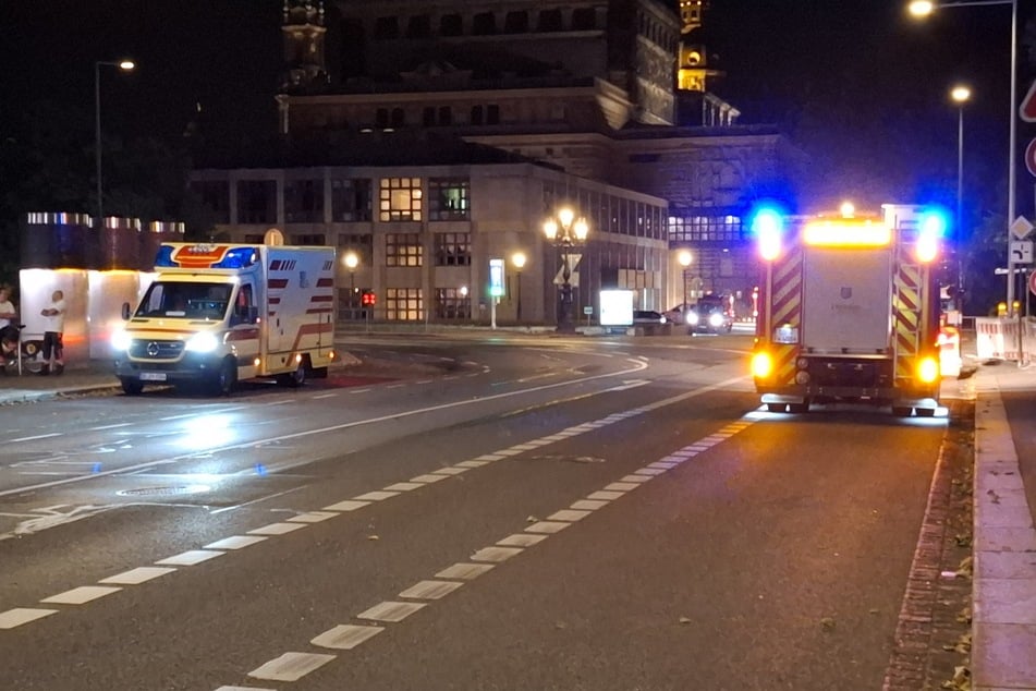 Feuerwehr und Rettungsdienst waren am späten Freitagabend zur Semperoper gerufen worden.
