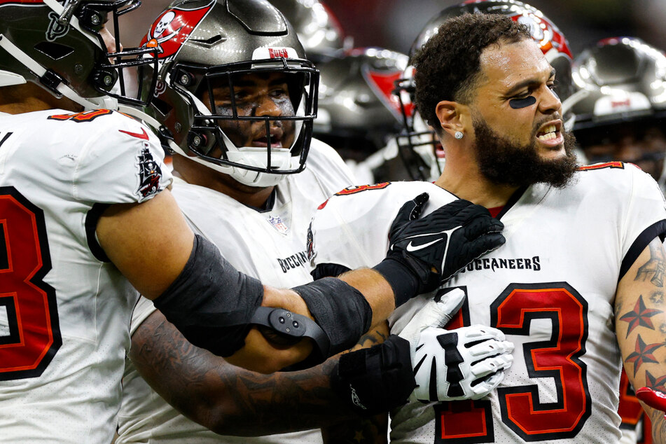 Mike Evans (r.) of the Tampa Bay Buccaneers got in a fight on the field with Marshon Lattimore of the New Orleans Saints at Caesars Superdome on Sunday. The NFL has upheld his one game suspension.