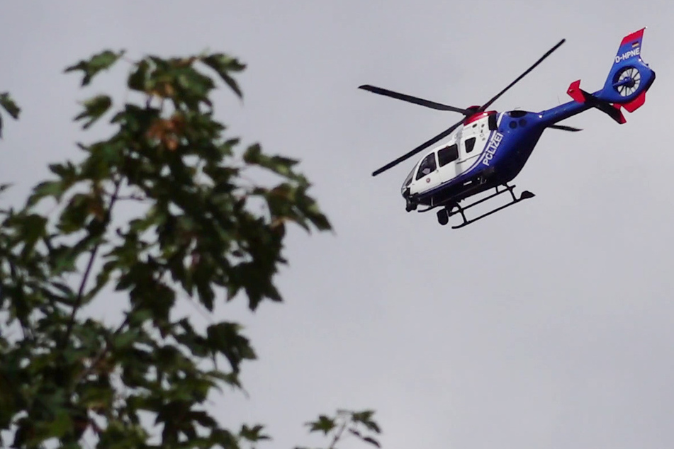 Großeinsatz der Polizei in Ratingen - Hubschrauber durchforstet Waldgebiet