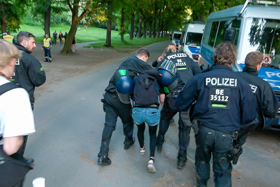 Die Polizei ist bei der Maßnahme gegen Leipzigs Stadträtin Juliane Nagel (44) offenbar nicht zimperlich vorgegangen.