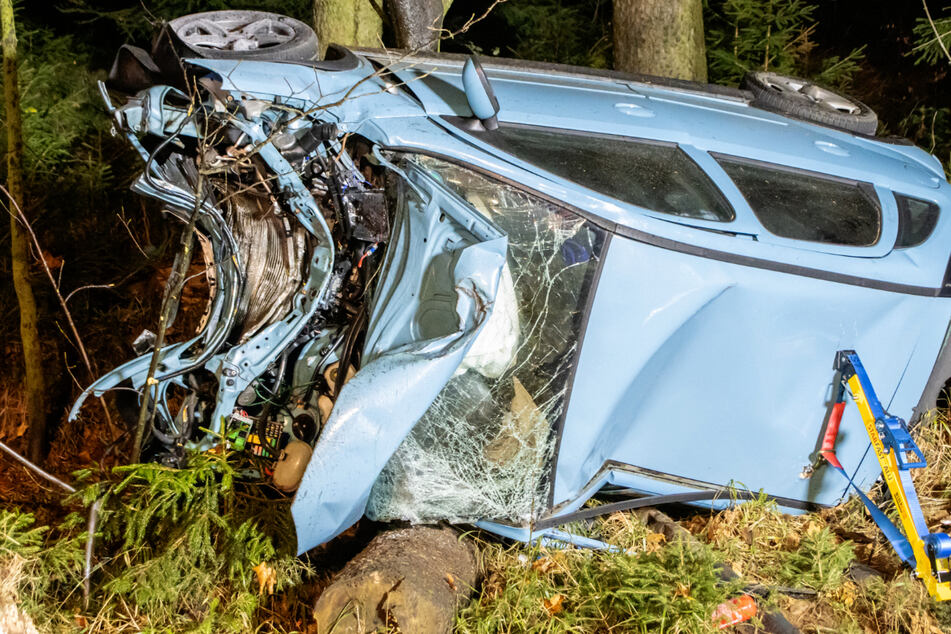 Schwerer Unfall im Erzgebirge: Opel kracht gegen Baum, Fahrer schwer verletzt