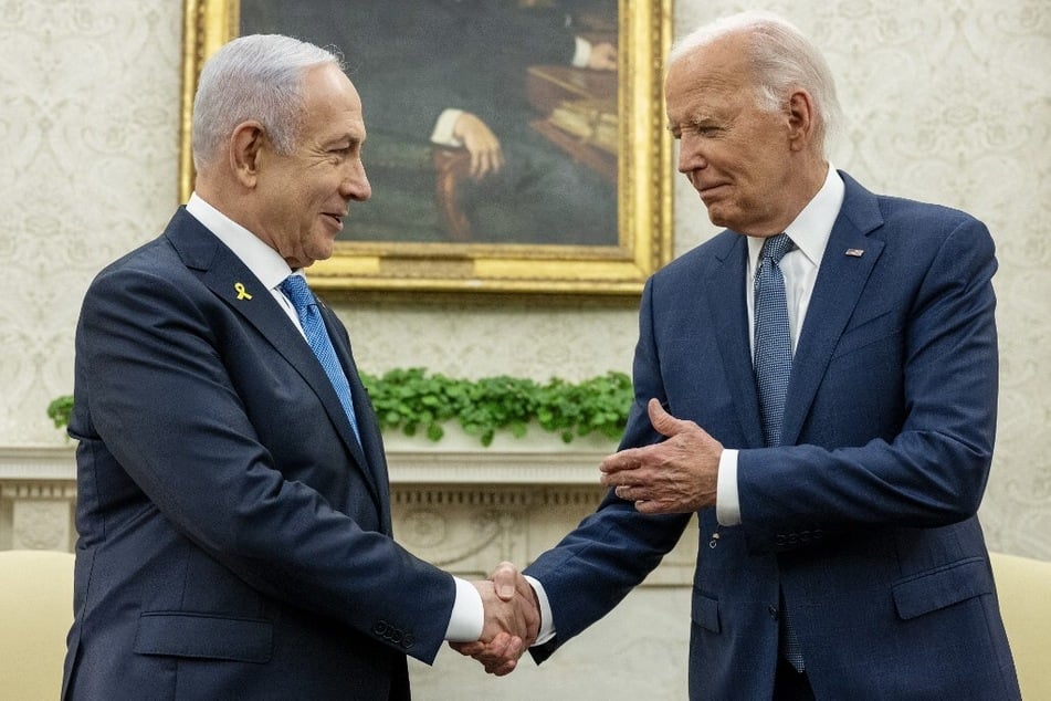 US President Joe Biden (r.) shakes hands with Israeli Prime Minister Benjamin Netanyahu during a meeting in the Oval Office of the White House in Washington DC.