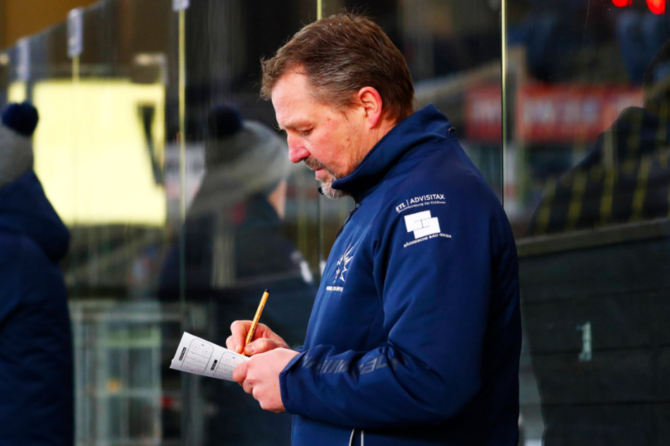 Eislöwen-Coach Andreas Brockmann hatte gestern genügend Stoff zum Notieren. Was er in Bayreuth sah, gefiel ihm gar nicht.