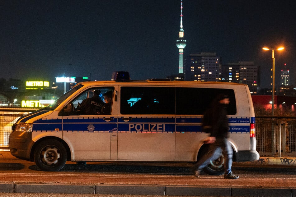 In Berlin-Friedrichshain missfiel zwei Menschen die Sperrung eines Radweges. (Archivbild)