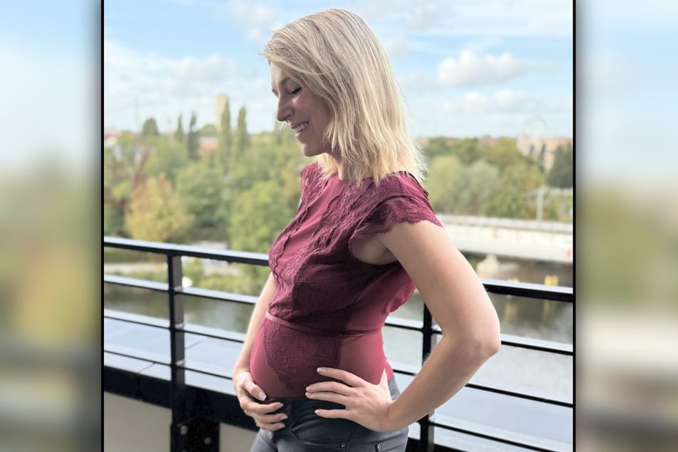 Iris Mareike Steen zeigt ihre Babykugel.